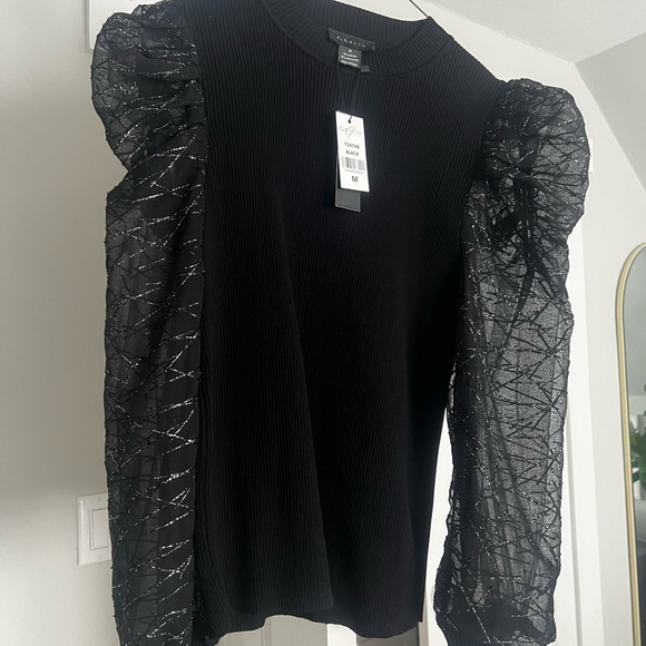 Dramatic black sweater - Picture 2 of 2